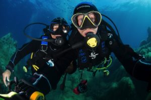 foto istruttori sub Leila Diving in immersione
