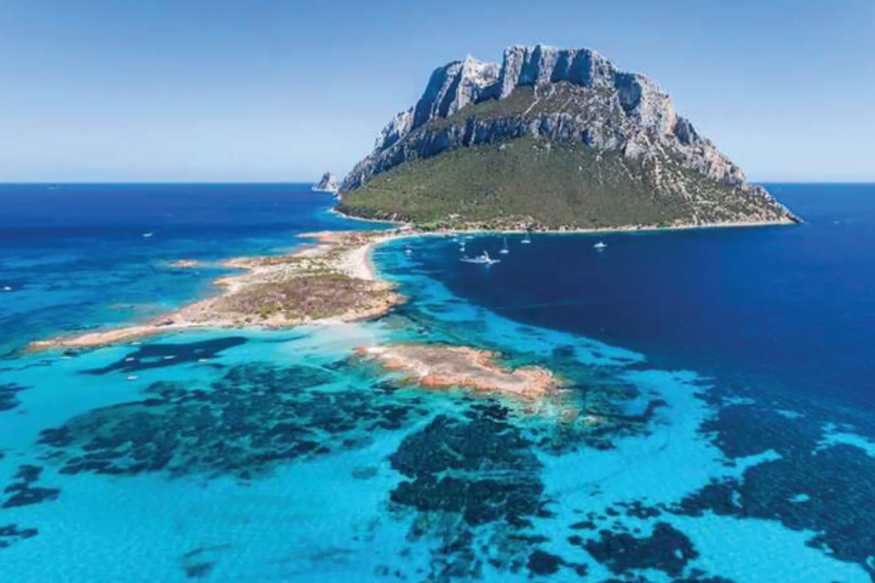 l'isola di Tavolara circondata da mare azzurro e trasparente, vista da un aereo